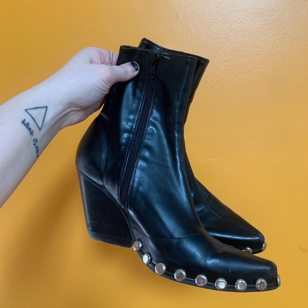 Jeffrey Campbell booth